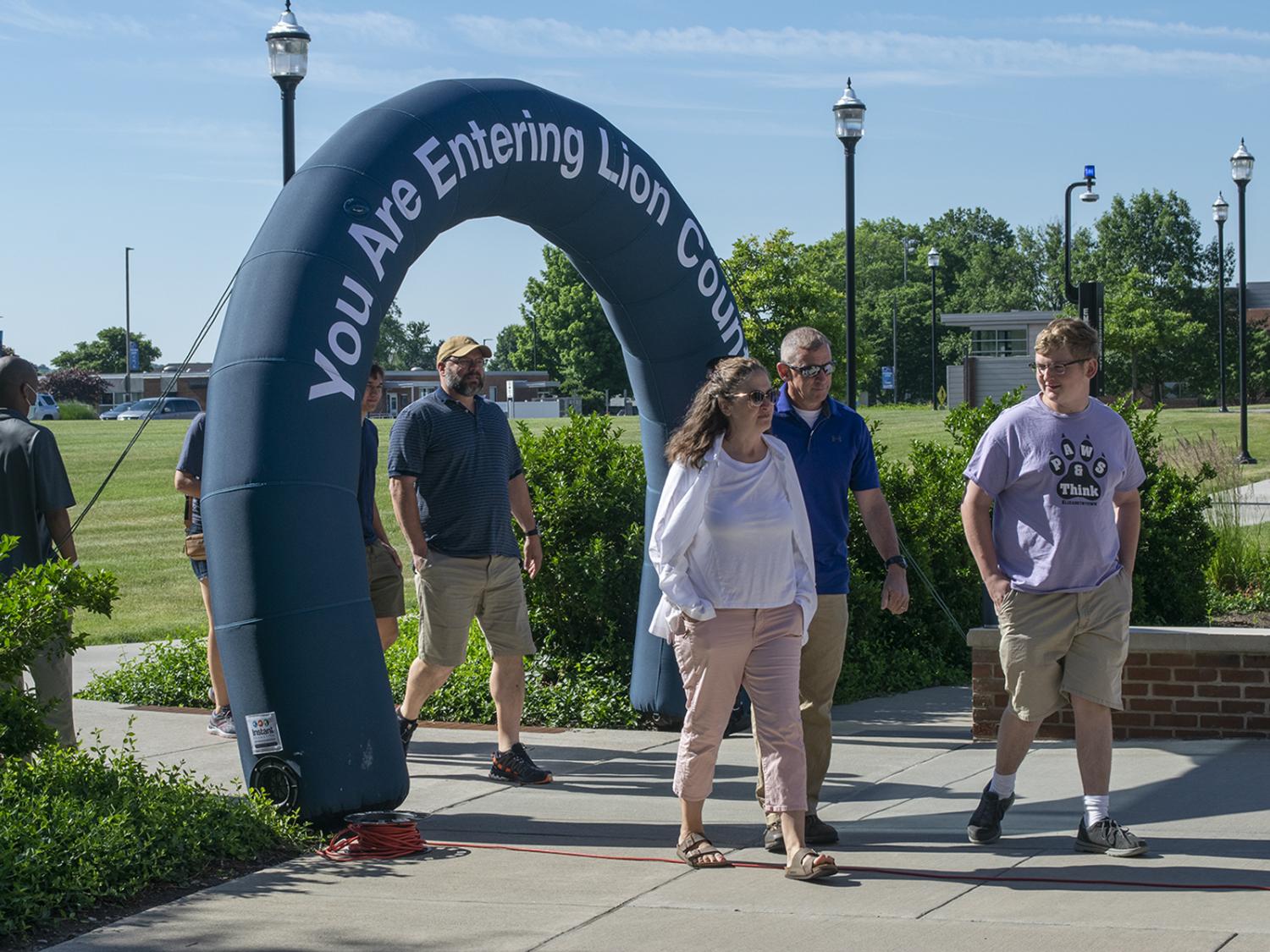 parents and students arriving to campus for new student orientation