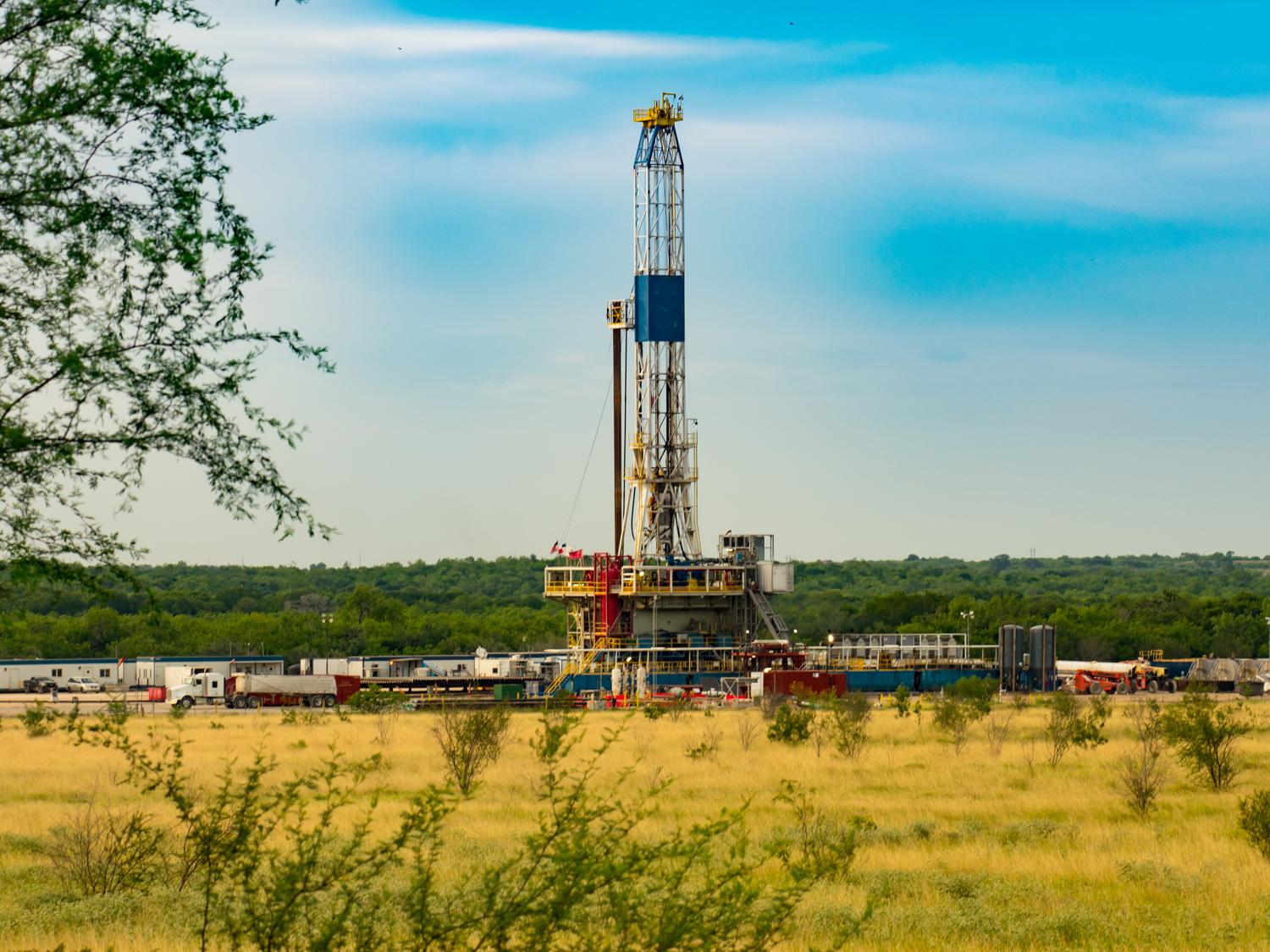 An image of a fracking platform on a gas well drilling site.