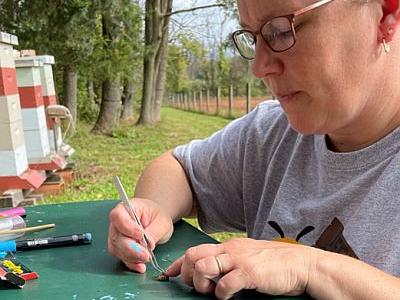 Robyn Underwood adds QR code to worker bee thorax