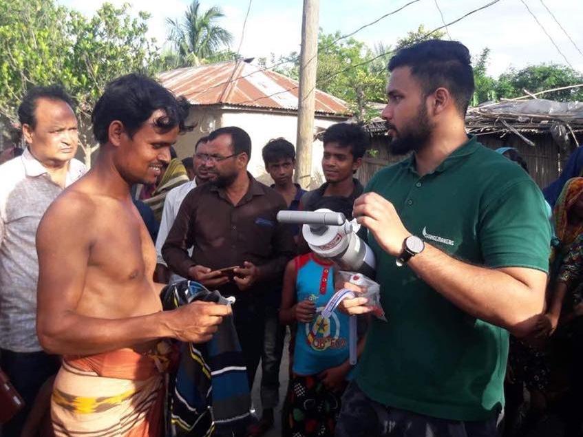 Shah Rafayat speaking with a Meherpur citizen