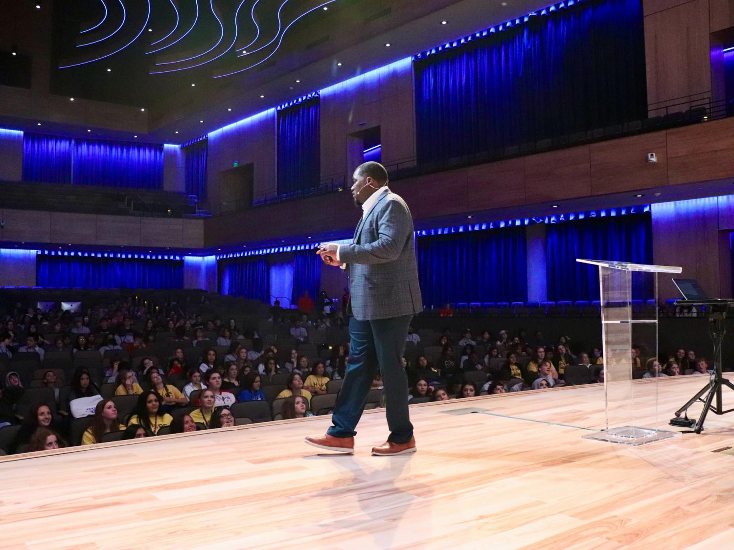 Nate Woods stands on a stage addressing the crowd at the 2022 Texas Hope Squad Conference
