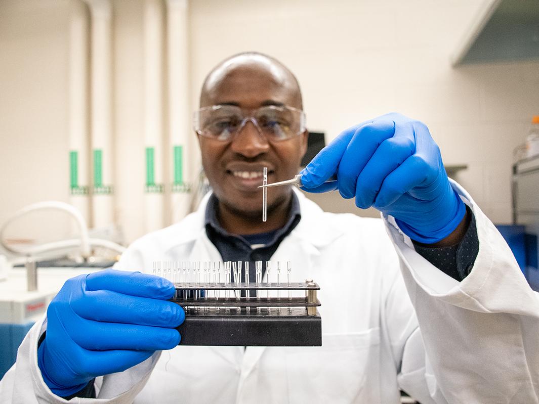 Hlengilizwe Nyoni, an expert in environmental analytical chemistry, identifies current and emerging global environmental challenges of pollutants and contaminants, a crucial step to protect the environment and people’s health.