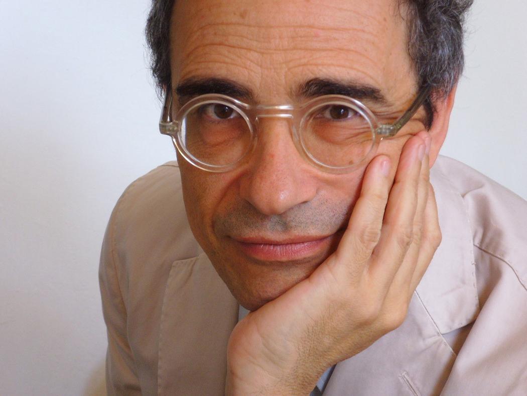 Headshot of Juan José Lahuerta with his head resting in his hand.