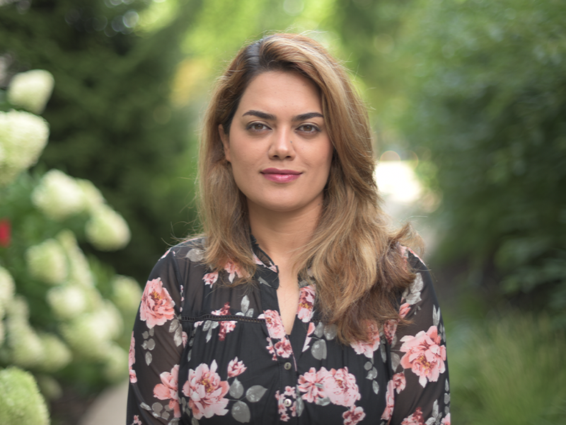 Elham Rahimi outside