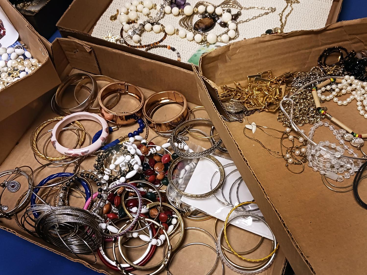 Jewelry Bin Messy-Stock