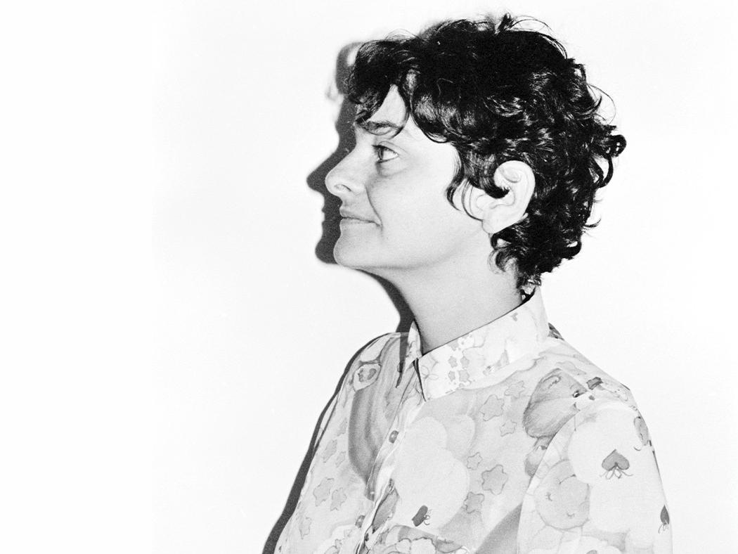 Black and white side profile of Mireia Luzárraga. 