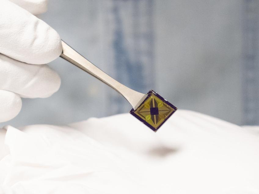 Photo of a chip sensor.