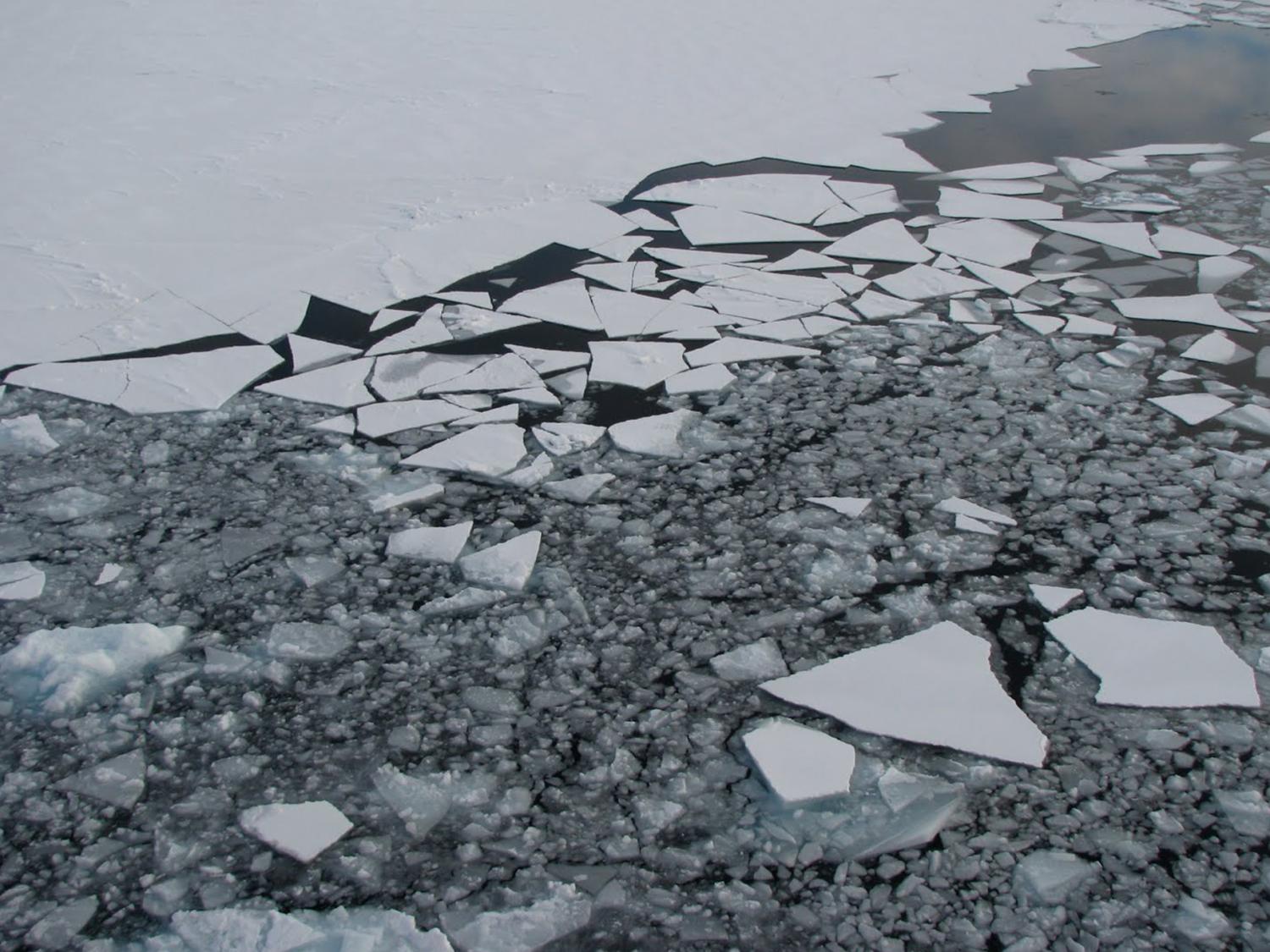 Ice breaking up on the surface of the Arctic Ocean 