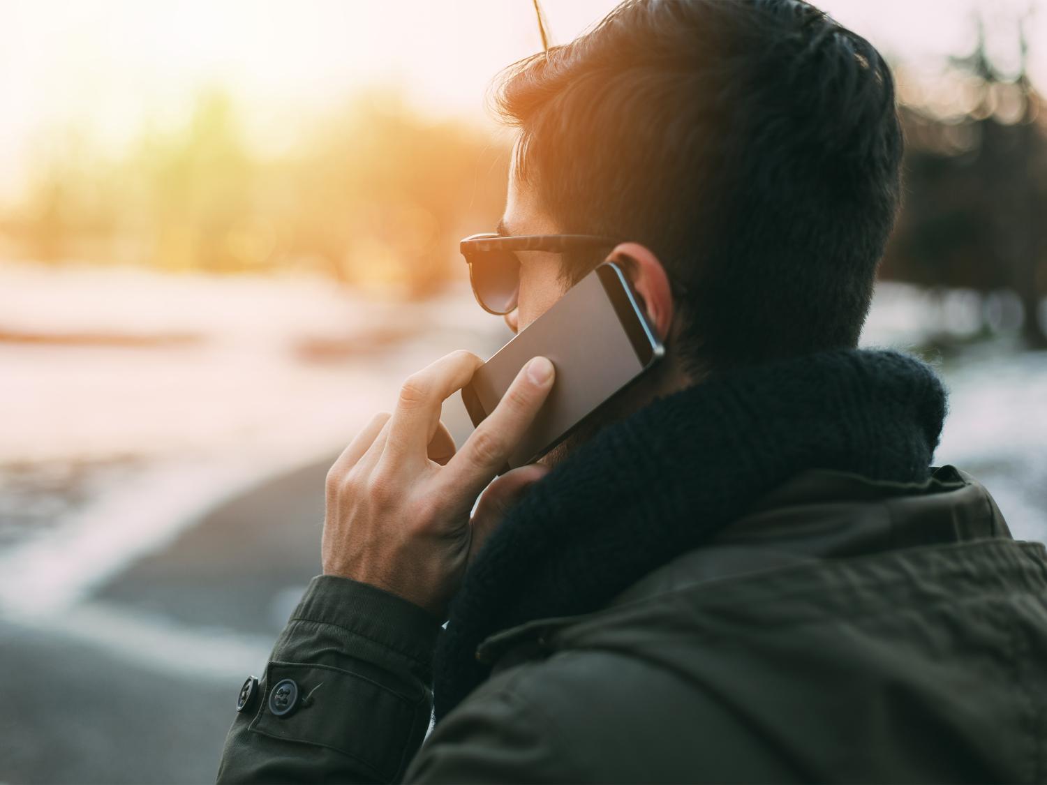 研究者らが報告：携帯電話の振動から遠隔で会話が検出される(Conversations remotely detected from cellphone vibrations, researchers report)