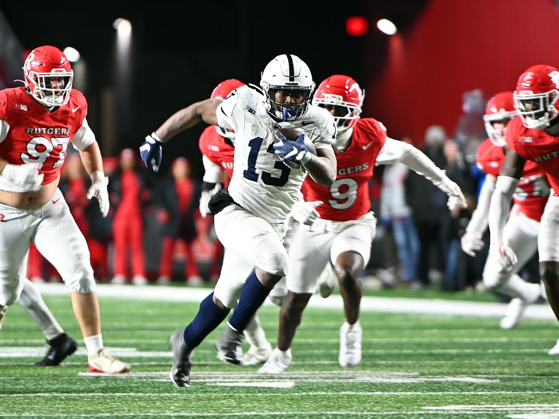 Running back accelerates past defenders