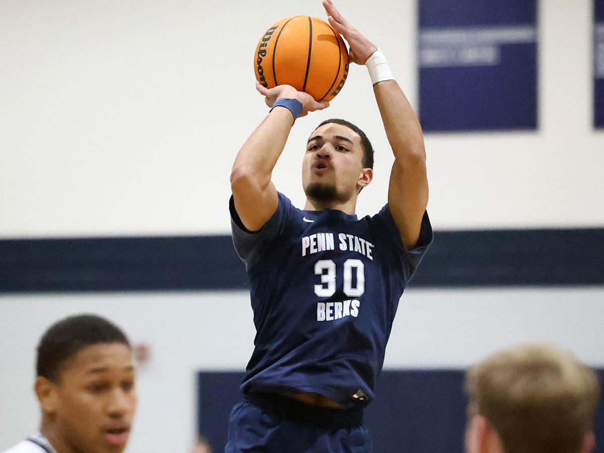 Jaedon Mast playing basketball