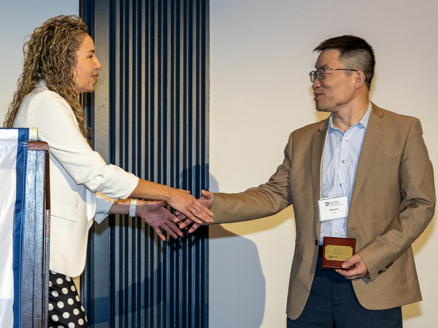 Zuleima Karpyn presenting Shimin Liu with Wilson Excellence in Research Award