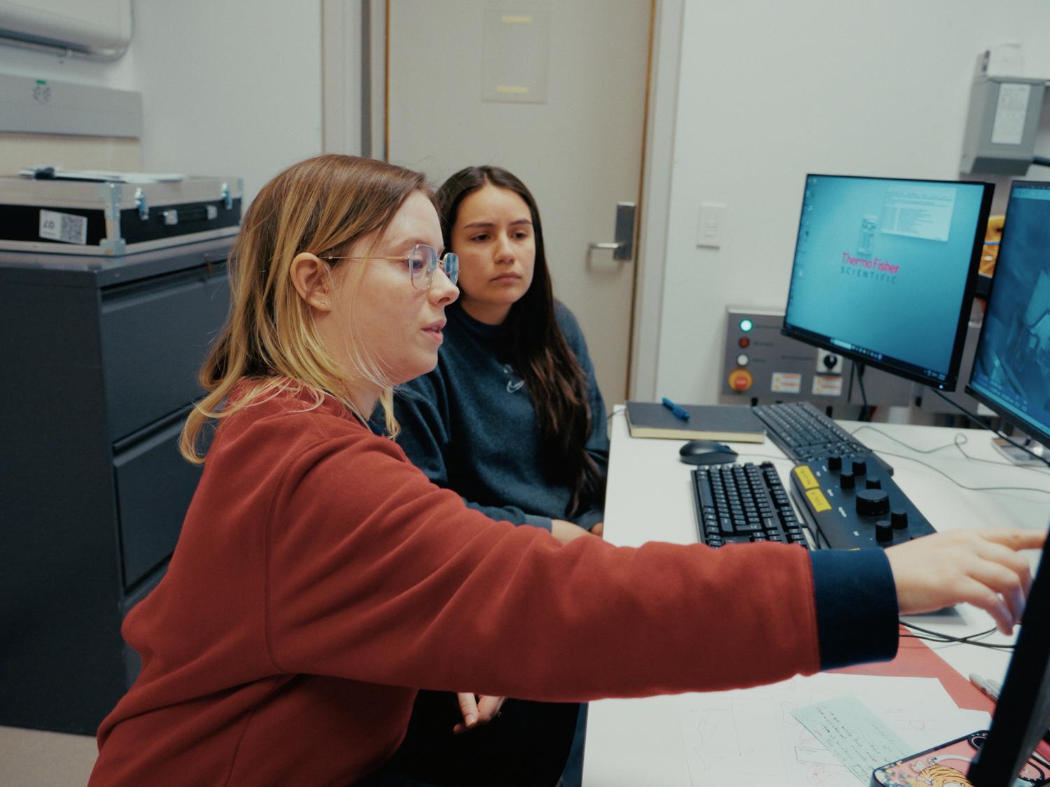 Jessica Thompson, a chemistry graduate student, gestures to a display during her 2025-26 assistantship with the Cryo-Electron Microscopy Facility.