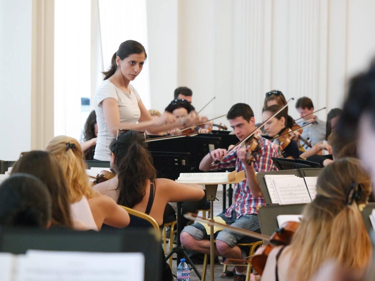 Fernanda Lastra conducts in Bulgaria