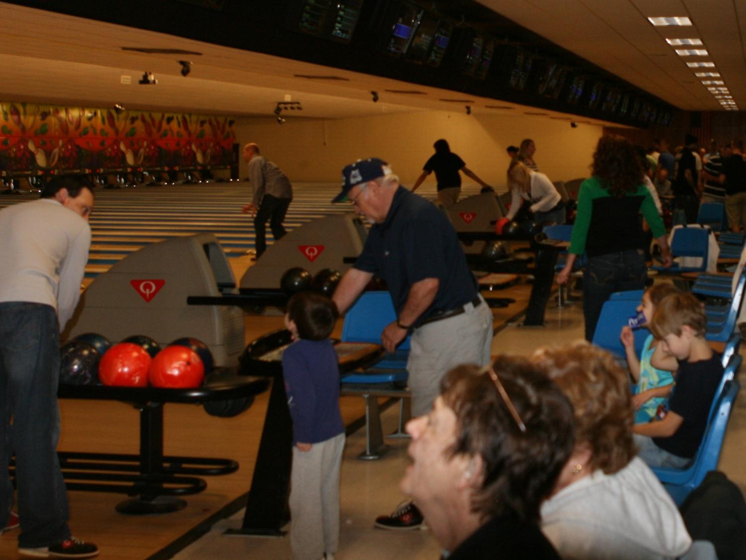 Alumni and friends bowling
