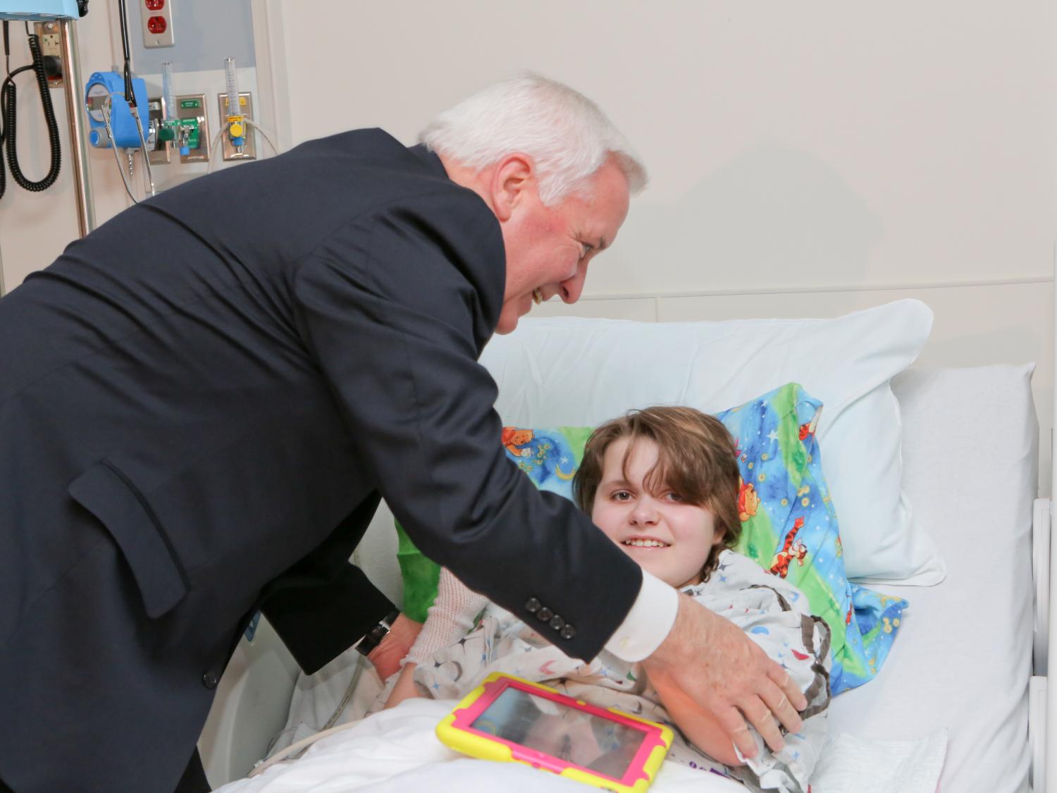 Gov. Corbett hugs Sammy Hill