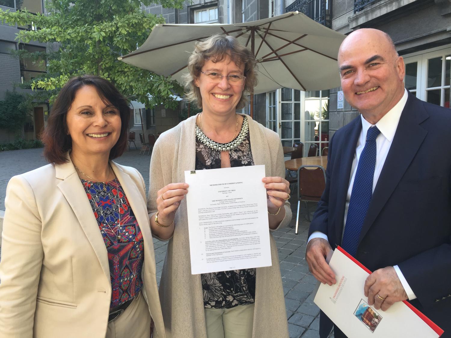 Dr. Elaine Farndale and Dr. Maria Beamond from CIHRS, together with Sebastián Conde, Director of the Centre for Organizational Engineering at the University of Chile after the signing of the memorandum by the Rector of the University of Chile.