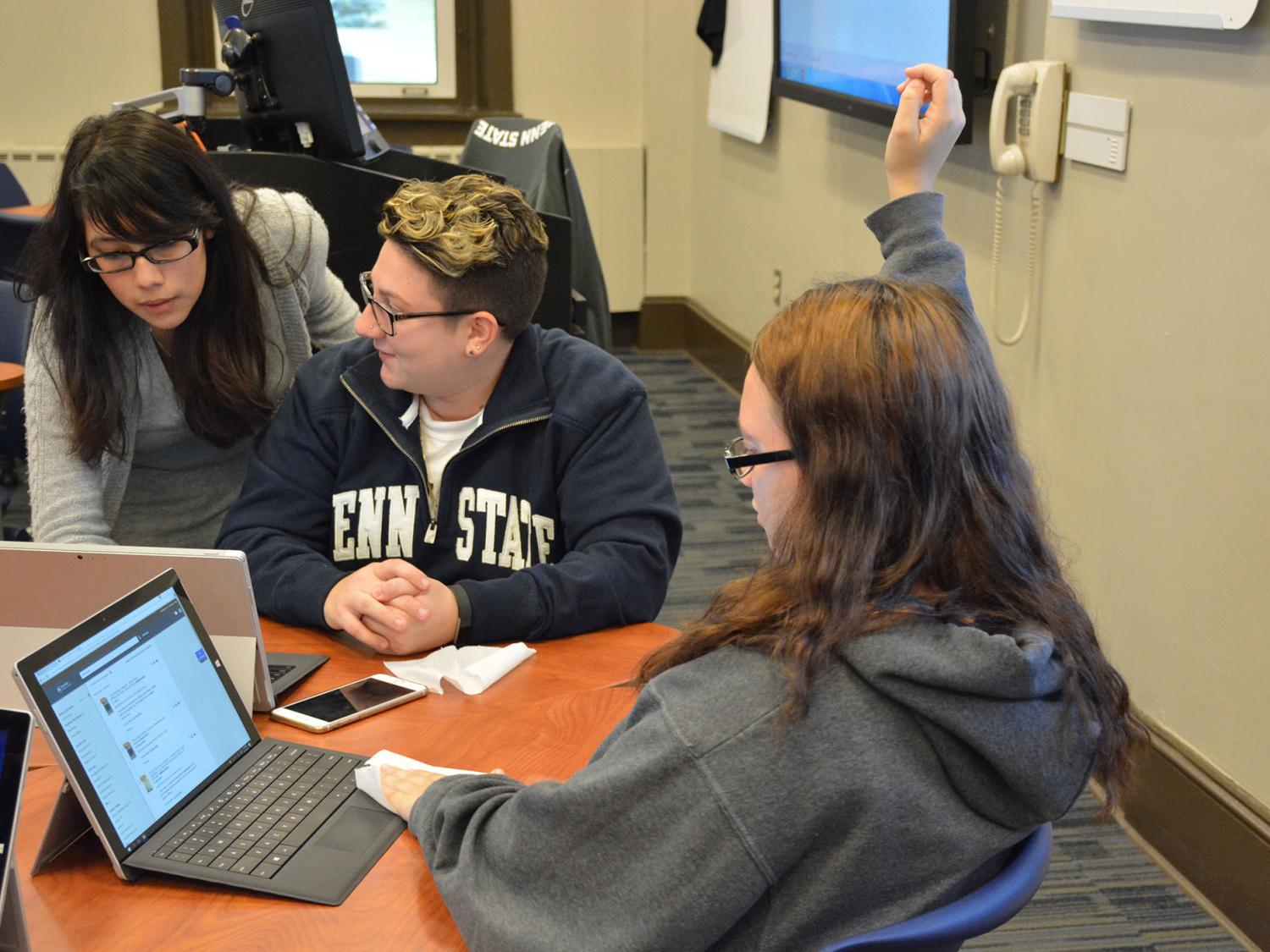 A student mentors other students in their first-year seminar class.