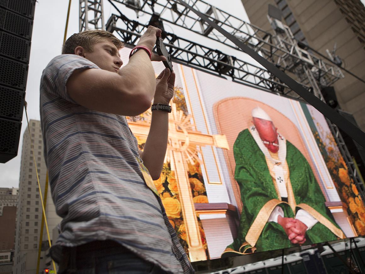 Cameron Hart photographs pope