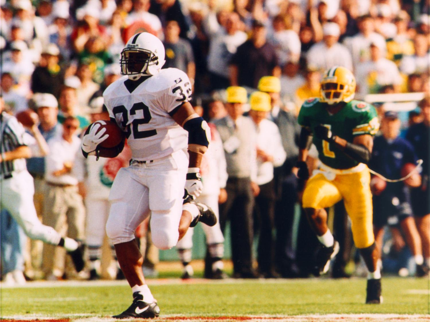 Ki-Jana Carter sprints away from Oregon defender