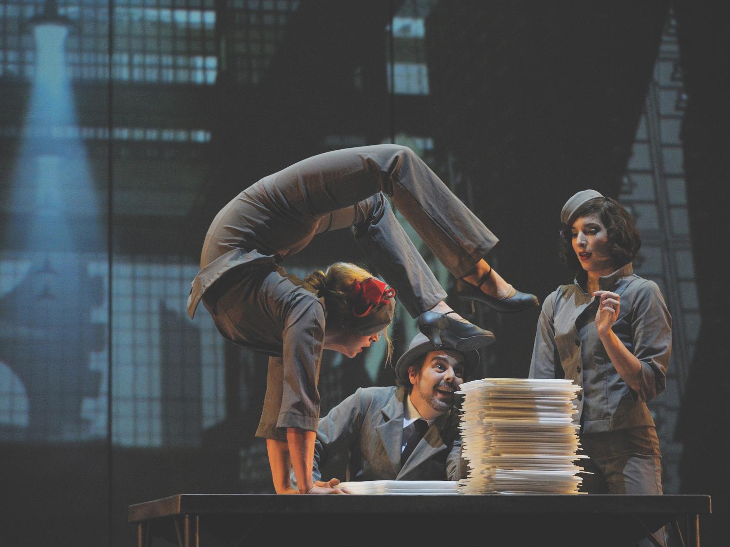 Contortionist performs in "Cirkopolis"