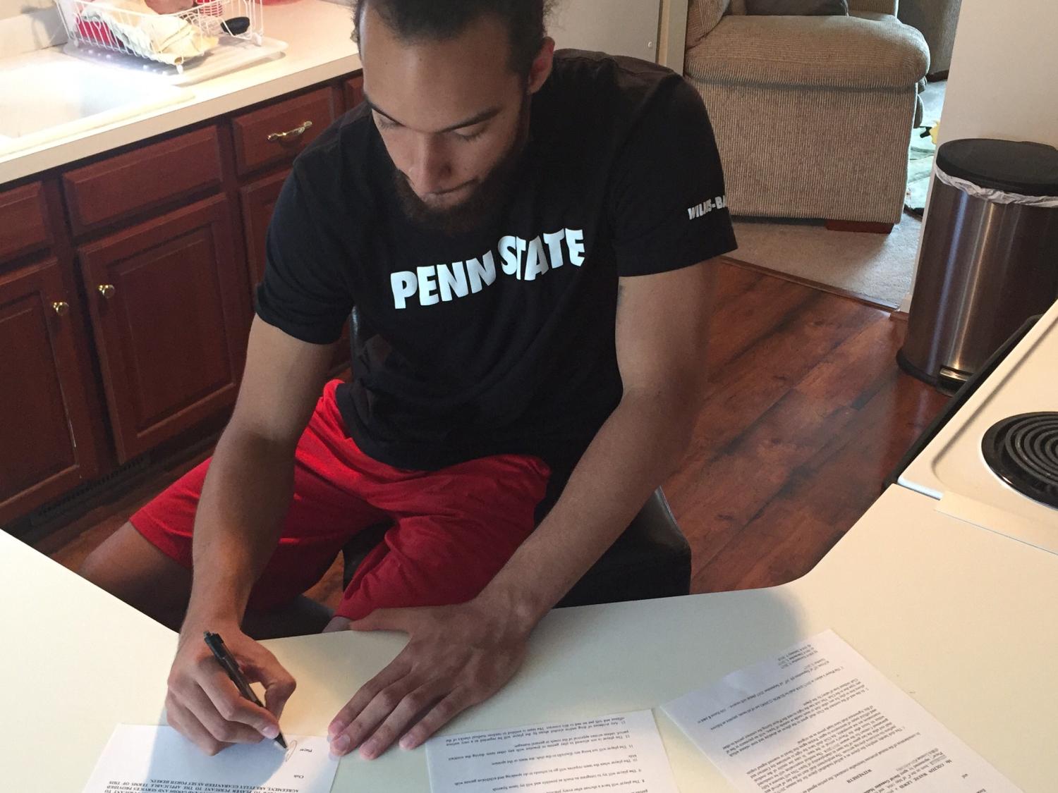 Colton Lewis signs with Enrique Benitez