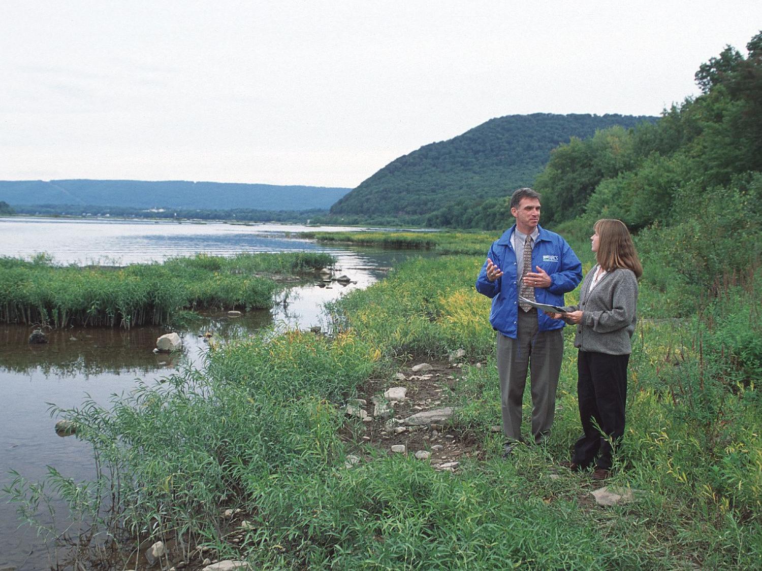 Conservation ed. on riverbank