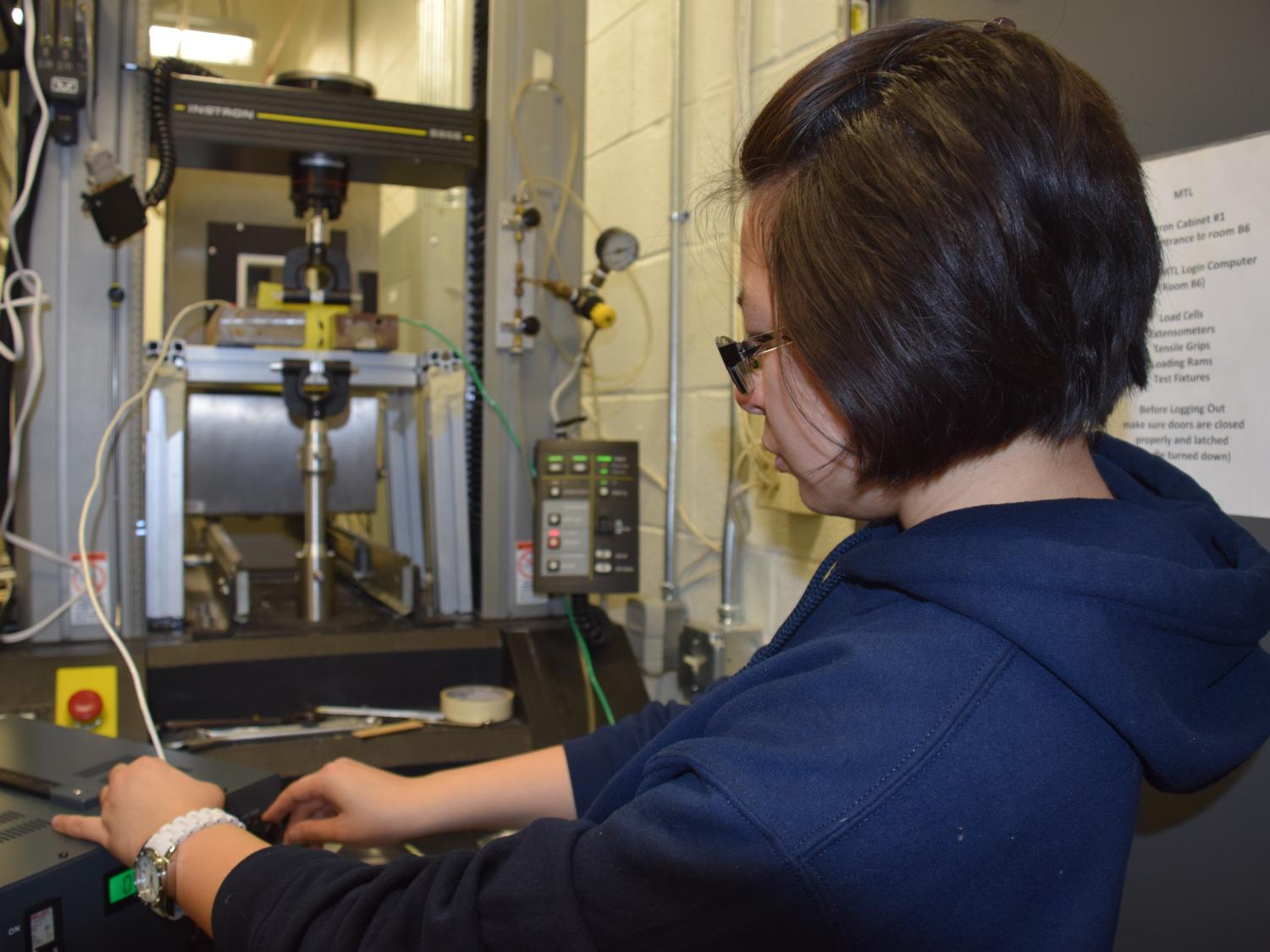 Elaine Sung in lab