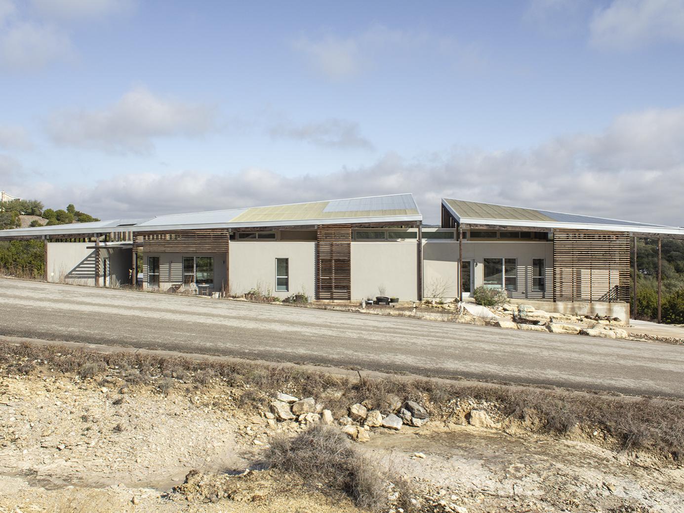 A front view of the Dakota Moutain Residence designed by Low Design Office
