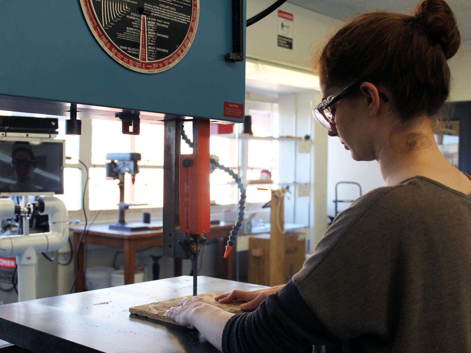 Torre Viola utilizes an electric band saw, with real-time feedback provided by the co-robot system