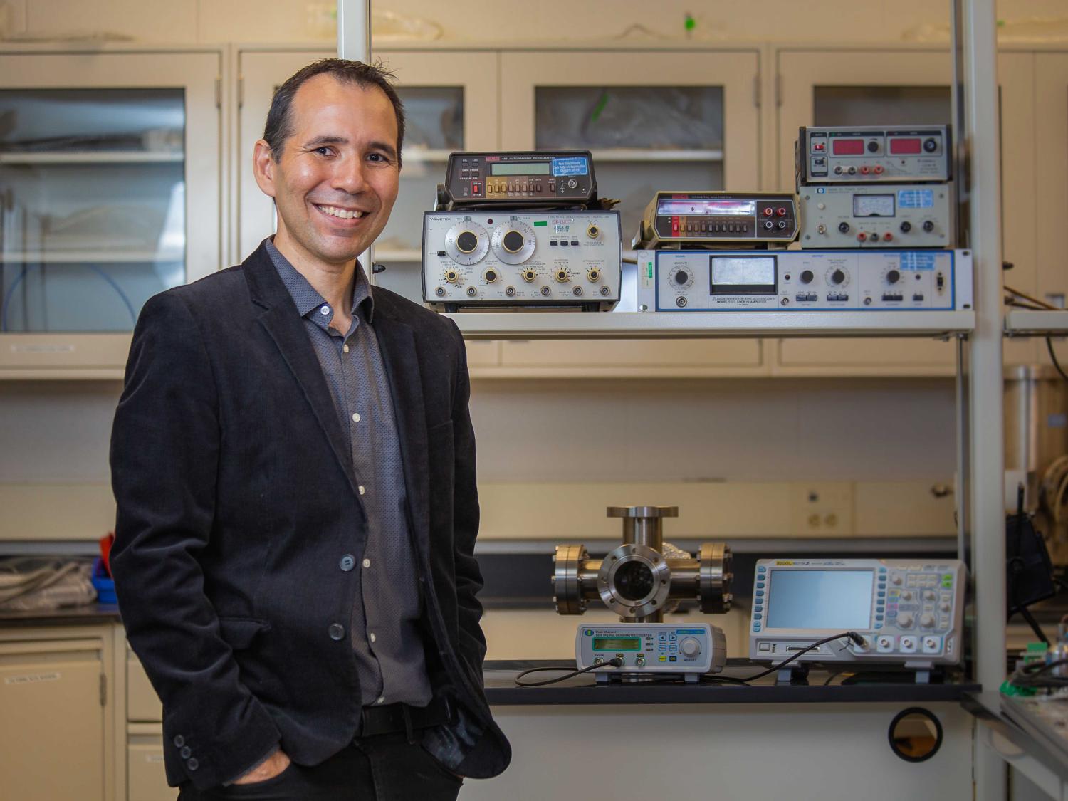 Luiz de Viveiros with physics equipment