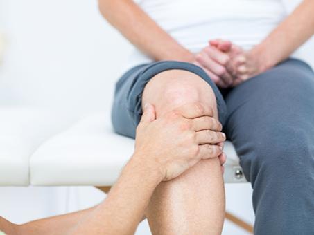 A doctor checks a patient's knee