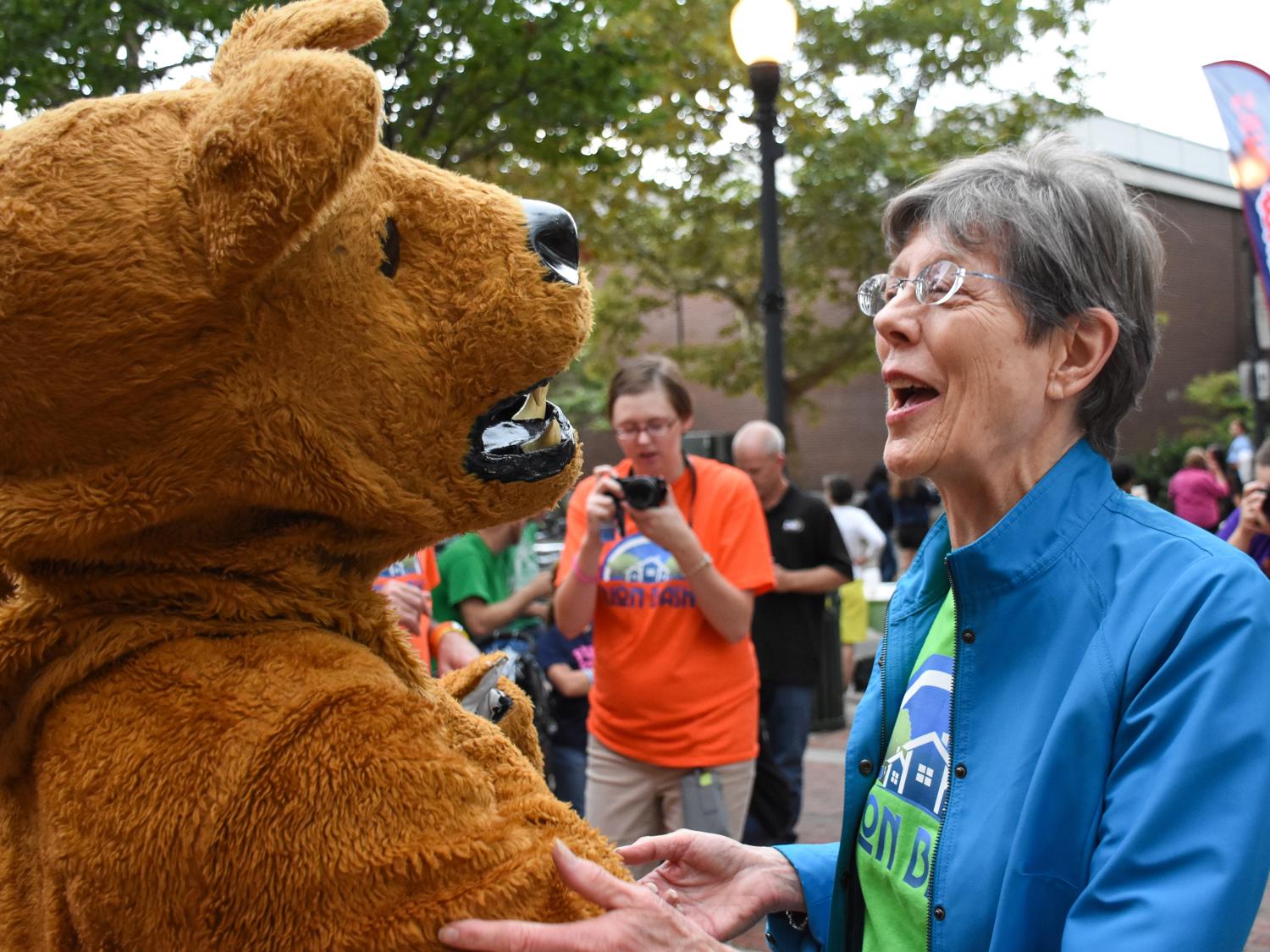 LION WALK-001-82715