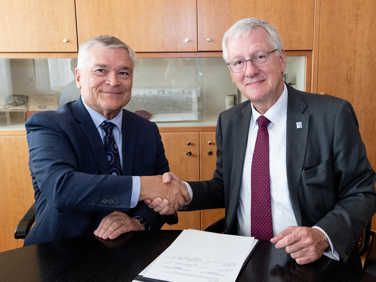 Penn State Freiburg Signing Ceremony Eric Barron and Hans-Jochen Schiewer