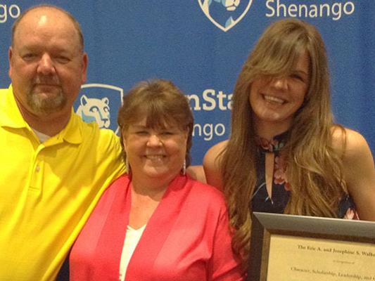 Picture of Mark, Joanne and Kate Erdesky at the 2017 Student Convocation Banquet