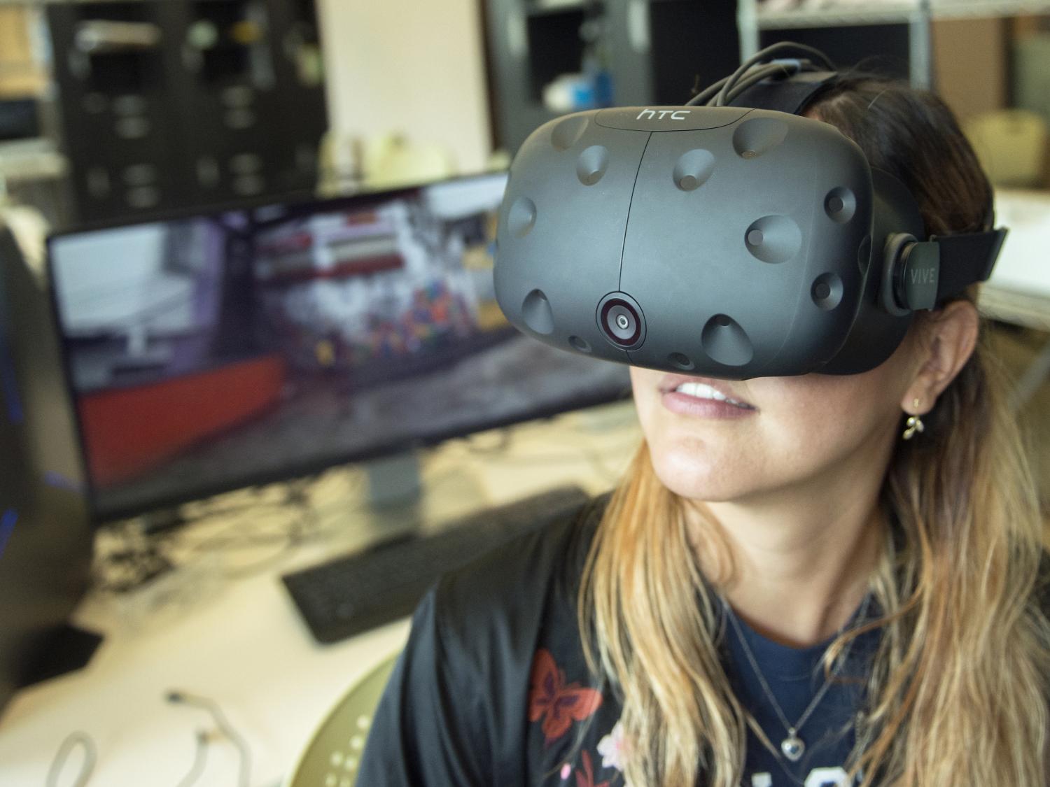 Debora Verniz with vr headset