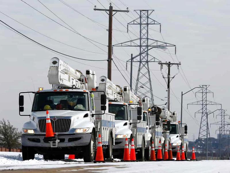 Electricity outage, trucks in a line