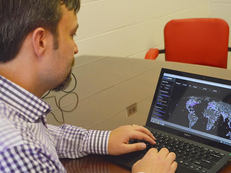 Anthony  Robinson review mapping system on computer