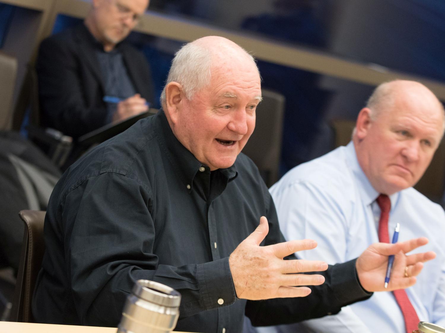 Sonny Perdue (gesturing) and Glenn Thompson