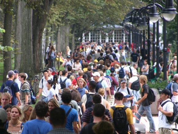 Students along Pattee Mall
