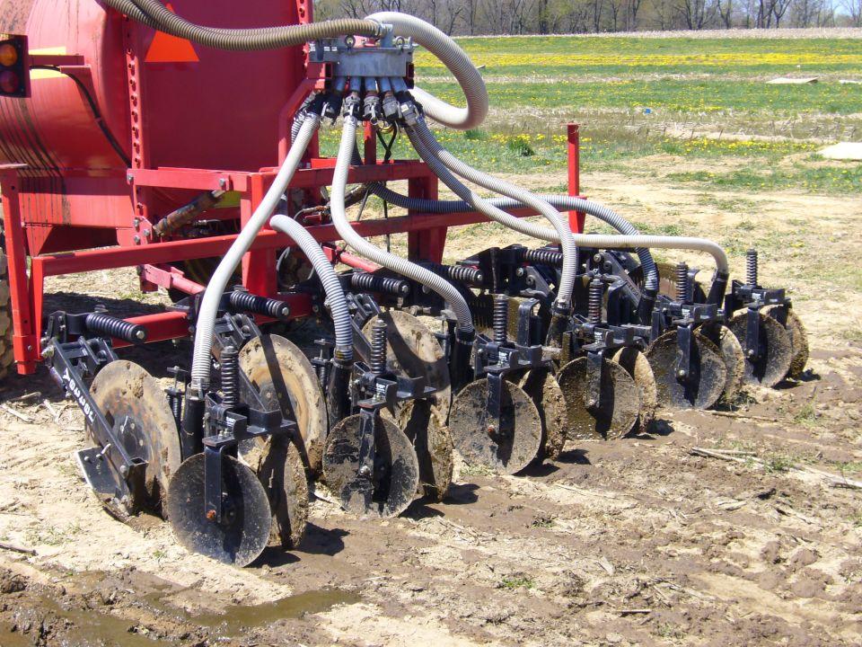 Shallow-disk manure injection