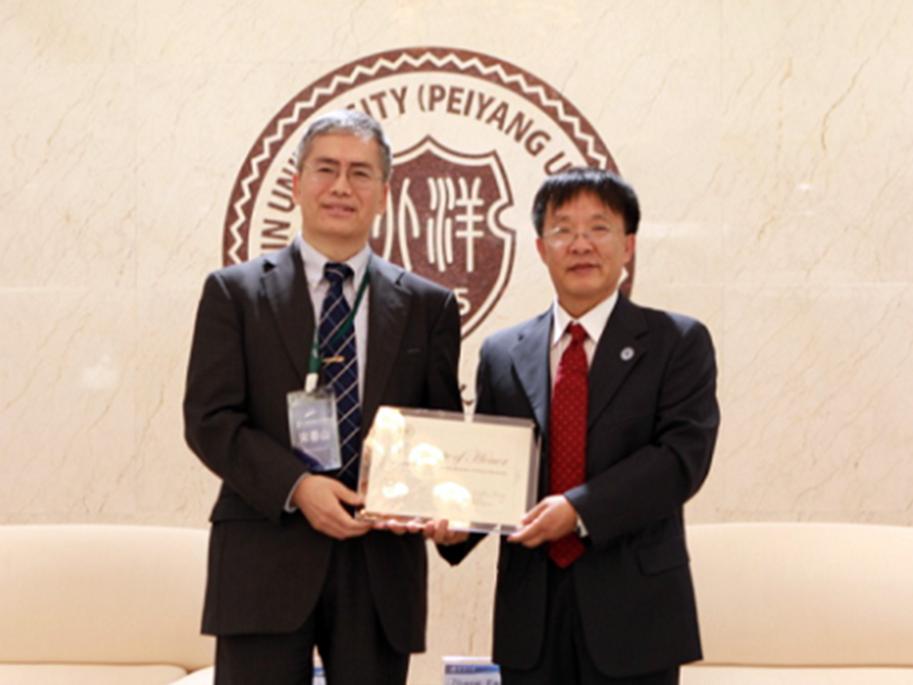 Chunshan Song was named an honorary professor by Tianjin University in China. 