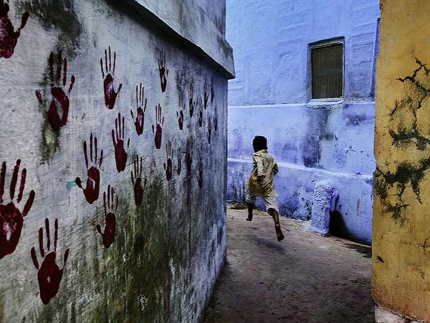 Steve McCurry, "Boy in Mid Flight," Jodhpur, India, 2007, pigment print. © Steve McCurry.