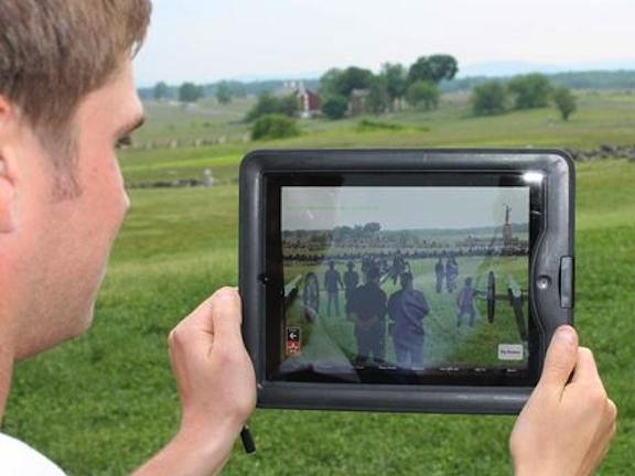 A tourist uses the InSite Gettysburg app