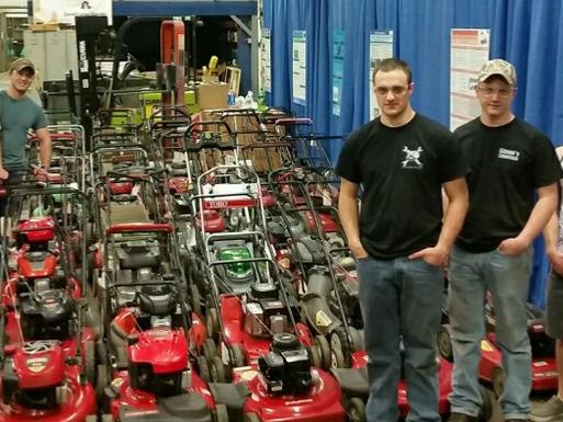 ASABE students with lawnmowers