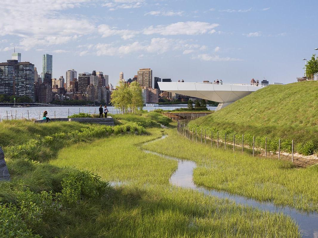 Hunter's Point South Waterfront Park - Image © Albert Vecerka/Esto, courtesy Weiss/Manfredi
