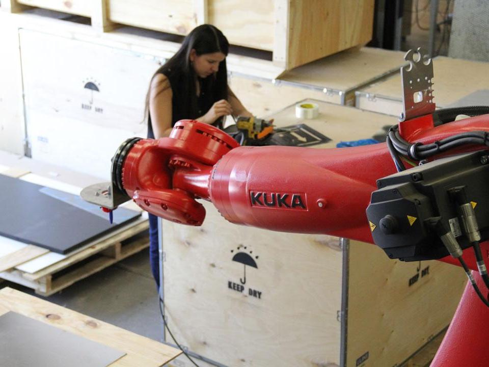 Student Elena Vazquez with CNC robot. Image courtesy Zahner.