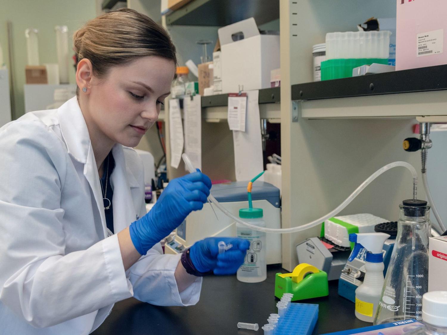 Mindy Gruzin in lab