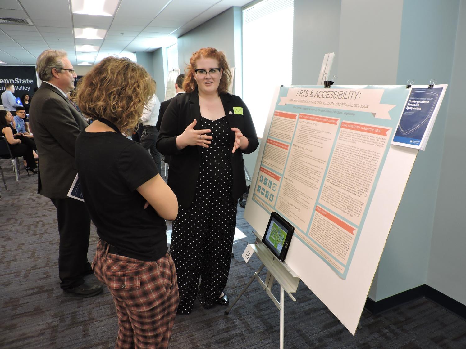Student explaining research project