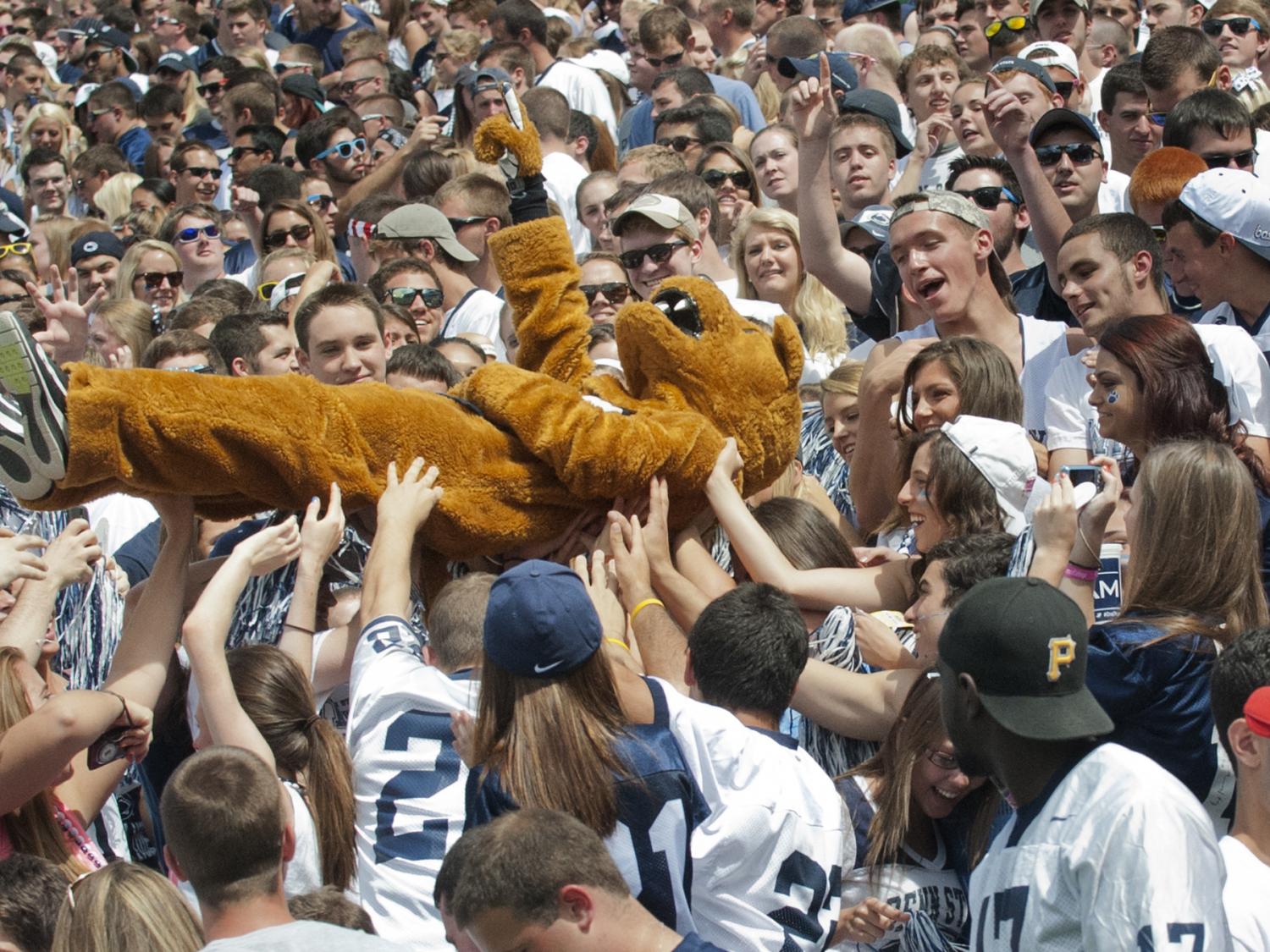 Nittany Lion rides crowd at Beaver stad